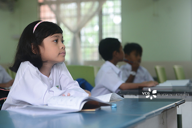 亚洲学校的孩子在学校的教室里图片素材