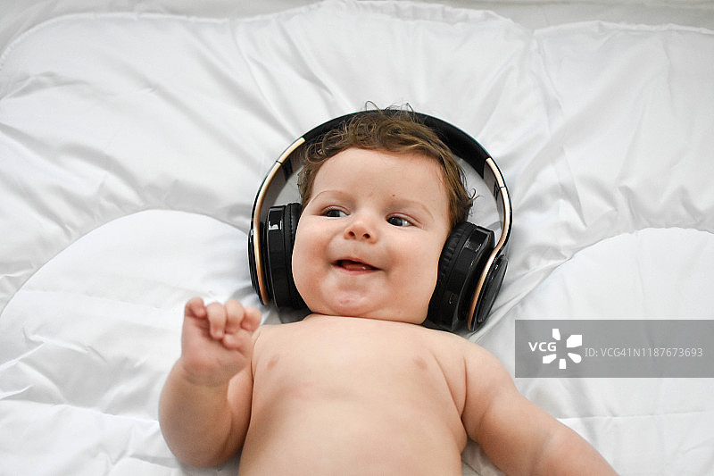 宝宝戴着耳机听音乐图片素材