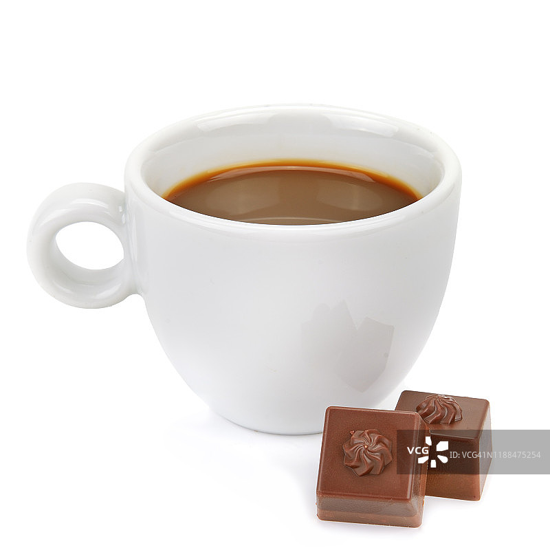 热巧克力和巧克力块孤立的白色背景。图片素材