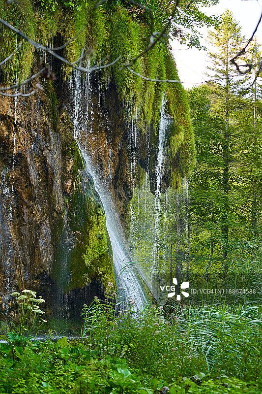 森林中的瀑布，普利特维策国家公园，克罗地亚，欧洲，克罗地亚国家发现旅游发现。图片素材