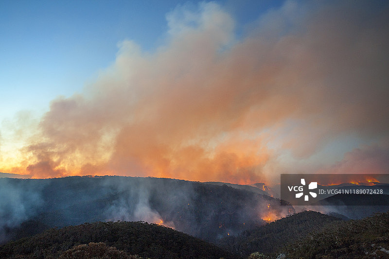 森林火灾，丛林火灾在格罗斯山谷和悬崖上的烟雾和天空在黄昏，日落，蓝山，澳大利亚图片素材