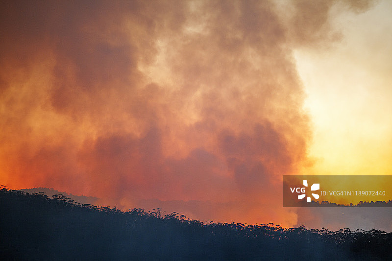 森林火灾，丛林火灾在格罗斯山谷与烟雾和天空黄昏，日落，蓝山，澳大利亚图片素材