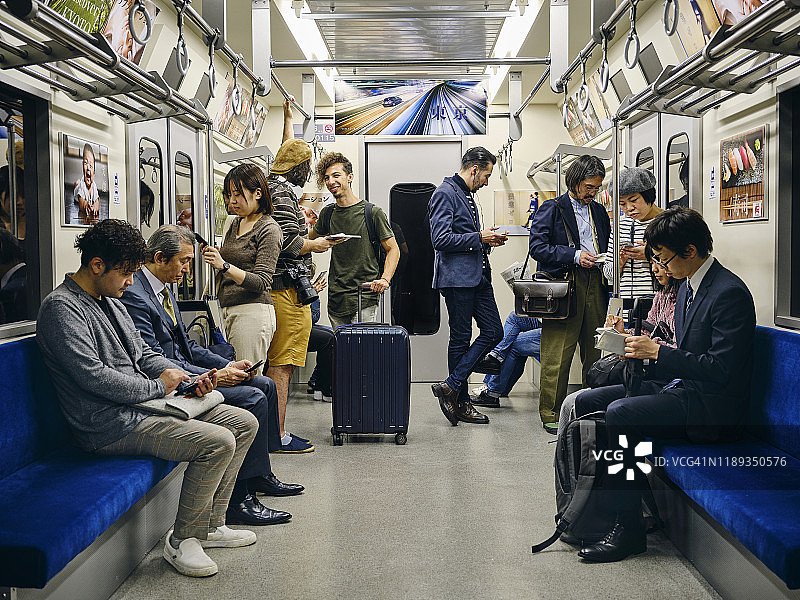 拥挤的日本地铁图片素材