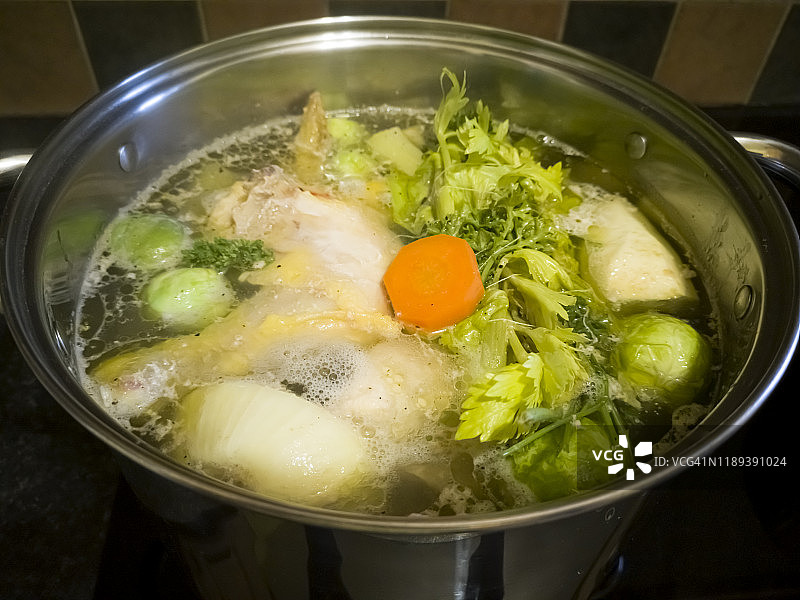 炖锅的鸡汤和蔬菜图片素材