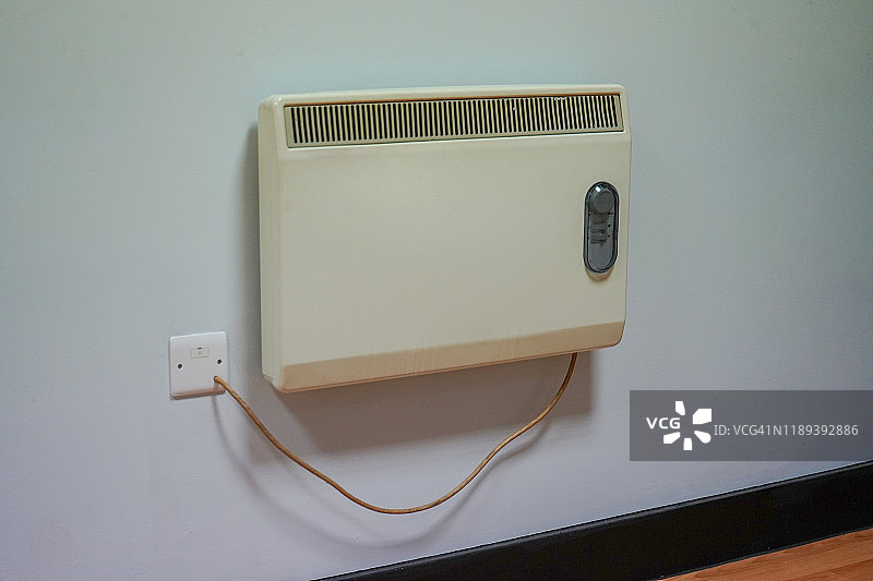 安装在白色墙壁上的热存储加热器图片素材