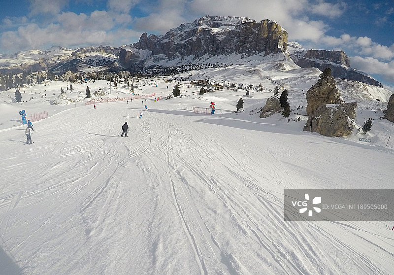 在Dolomite SuperSki地区的Sella Ronda之旅中，滑雪者们正在通过Plan de Gralba图片素材