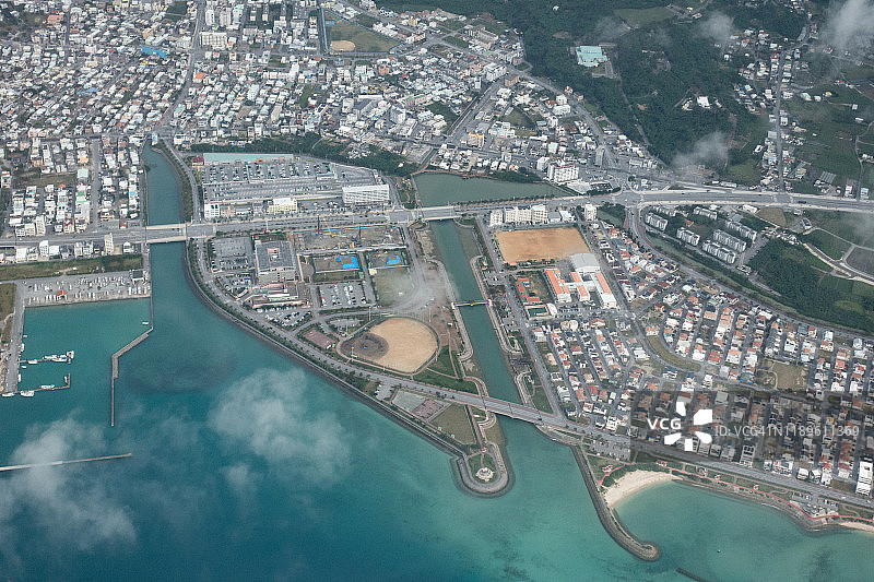 东海、太平洋和日本冲绳县的伊藤曼市从飞机上俯瞰图片素材