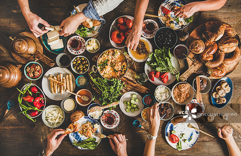 传统的土耳其早餐餐桌和人们吃的各种食物图片素材