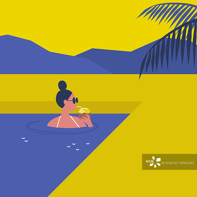 炎热阳光明媚的夏天，年轻的女主人公在泳池里游泳，喝着椰子汁图片素材