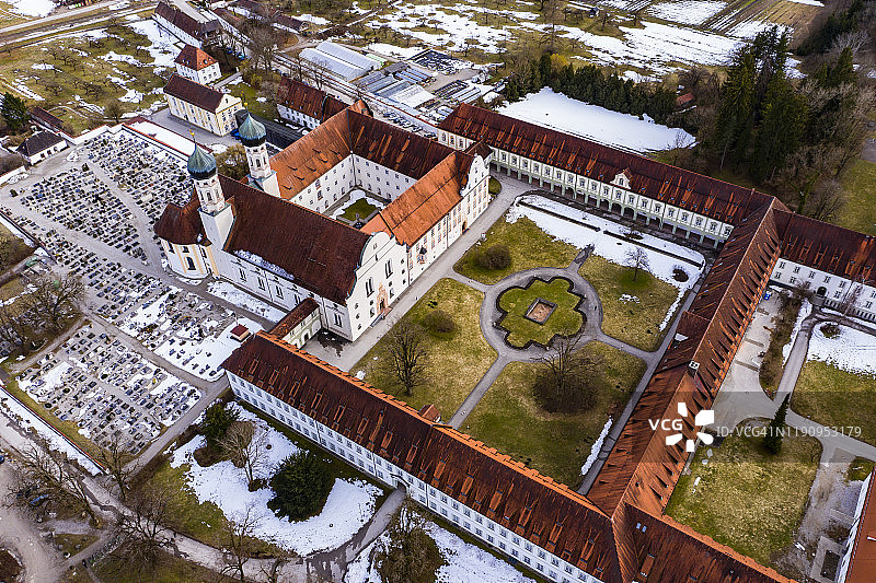 冬季鸟瞰本笃会修道院Benediktbeuren，德国巴伐利亚图片素材