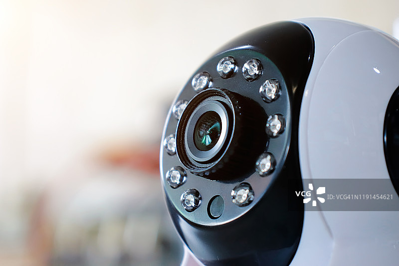 安全闭路电视摄像头或监控系统，在大楼内运行。图片素材