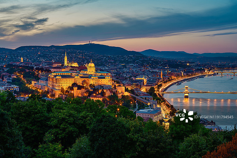 匈牙利布达佩斯，匈牙利议会、铁链桥和多瑙河的日落场景图片素材