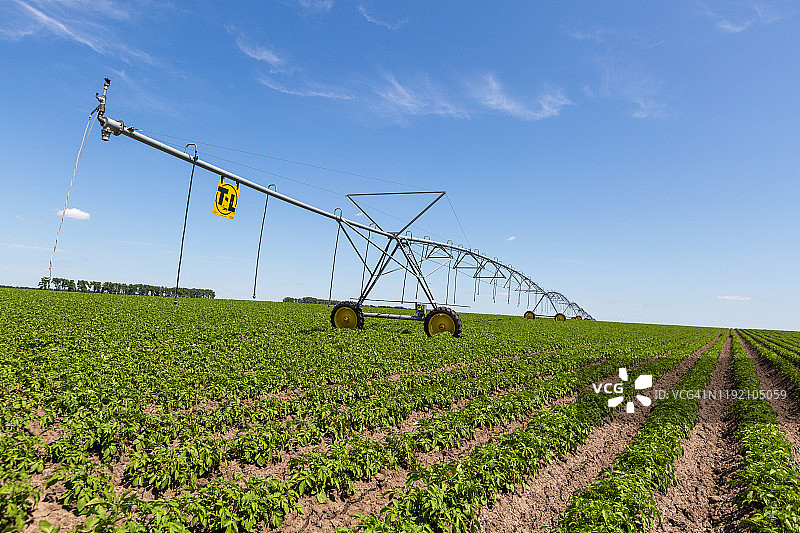 作物灌溉中心枢轴喷灌系统图片素材