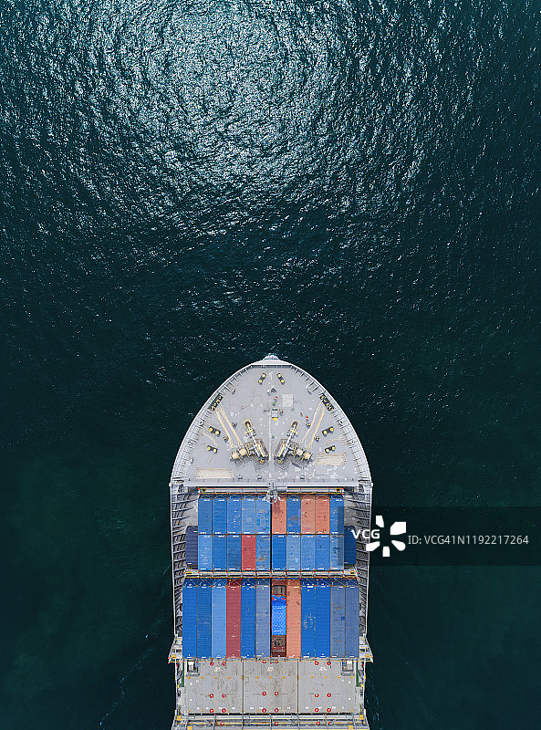 鸟瞰集装箱货轮，集装箱在海上的物流业务，进出口，海运或运输。图片素材