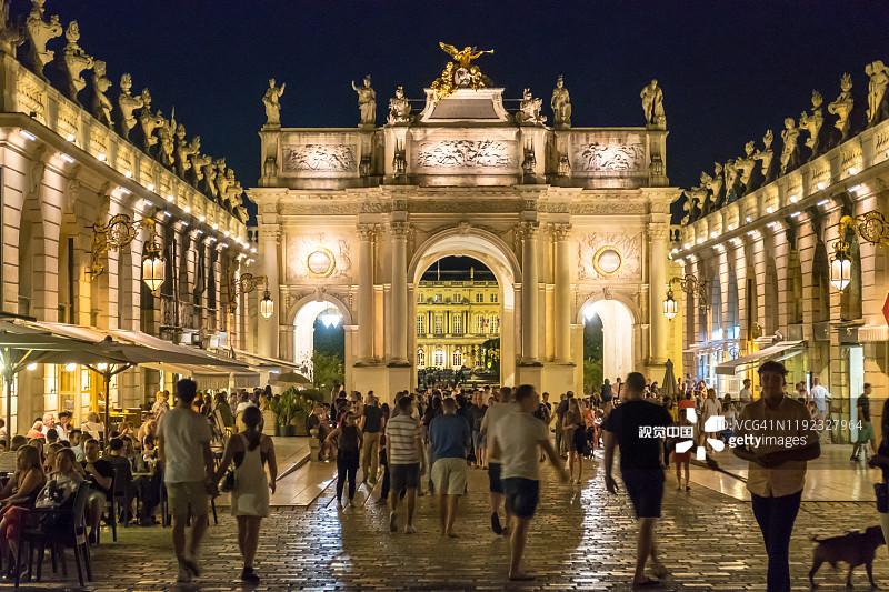 游客和当地人走在法国洛林南希斯坦尼斯拉斯广场上图片素材