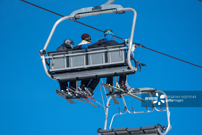 人们在安道尔的格兰德瓦利拉滑雪站享受阳光日。Canillo,安道尔。图片素材
