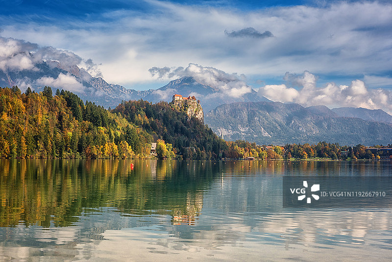 斯洛文尼亚著名的高山布莱德湖(Blejsko jezero)，令人惊叹的秋天风景。湖面鸟瞰图，布莱德城堡图片素材