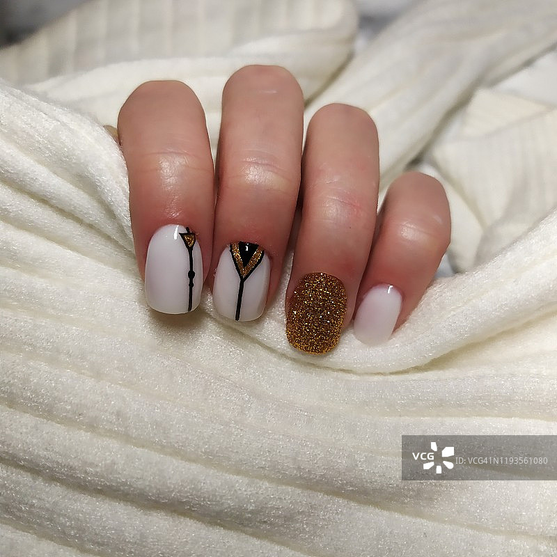 特写的女人手指与指甲艺术美甲白色指甲图片素材