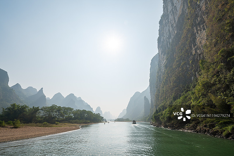 漓江游览中国的石灰岩喀斯特山景观图片素材