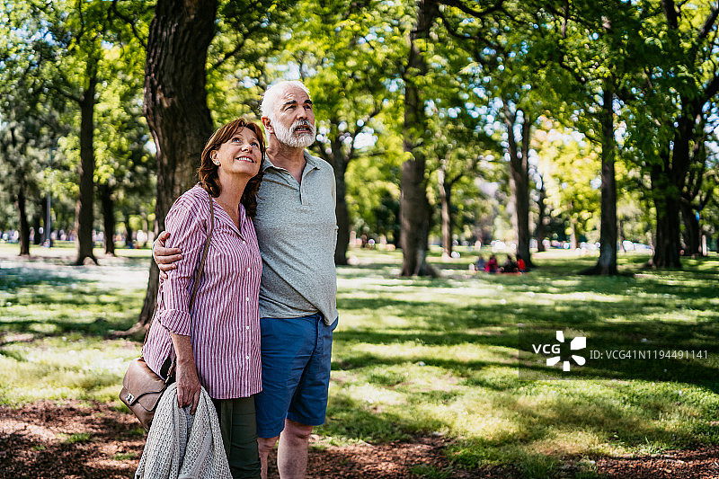 一对老年夫妇在公园散步图片素材