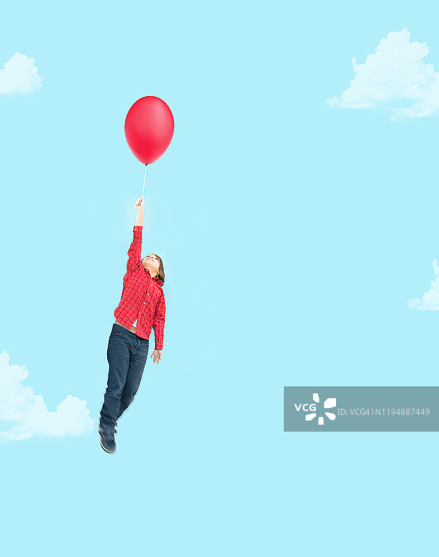 孩子在蓝色的背景与云气球上飞行图片素材