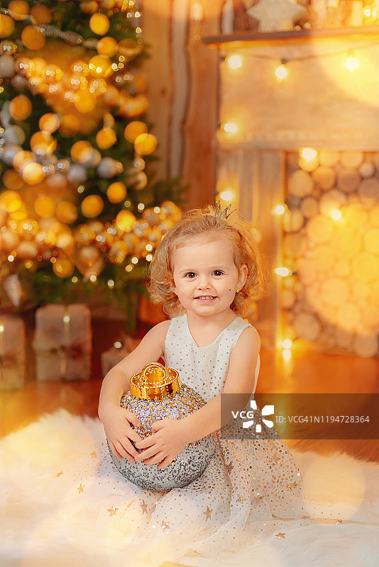 圣诞装饰品上的小公主图片素材