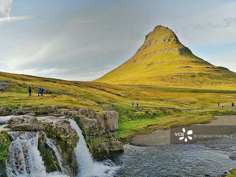 Kirkjufell是一座壮观的山，位于冰岛Snæfellsnes半岛的Grundarfjörður小镇附近。图片素材