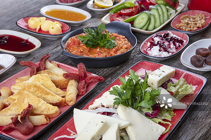 木桌上的传统乡村土耳其早餐。丰富多彩，新鲜，有机的早餐。近景拍摄，俯视图。图片素材