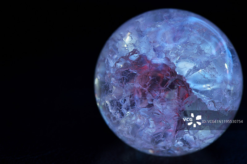 发光的水晶球，内部有裂缝，背景黑暗。预测未来的过程图片素材