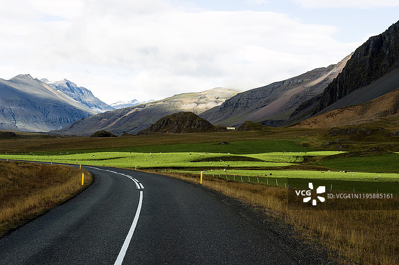 冰岛东南部Höfn附近的蜿蜒公路图片素材