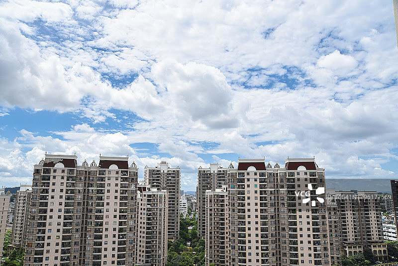 江门市蓬江区住宅小区正午高架景。图片素材