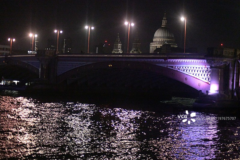 圣诞-泰晤士河反射的夜晚灯光和建筑图片素材