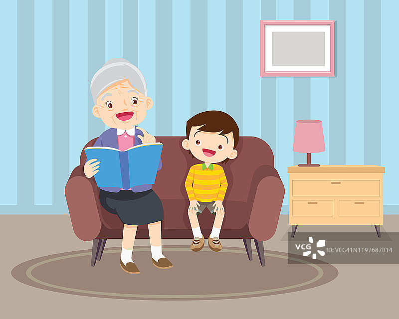 奶奶和孙子坐在沙发上看书图片素材