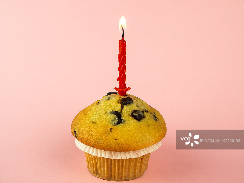 粉彩背景下的巧克力蛋糕上的生日蜡烛图片素材