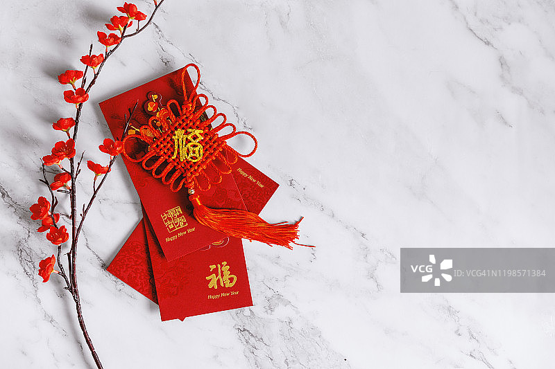 中国新年背景。红包、花和汉白玉装饰。图片素材