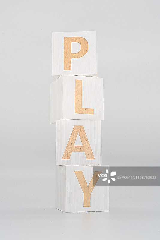 单词“Play”木头立方体在木头上图片素材