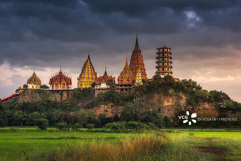 泰国北碧府寺庙宝塔和建筑的美丽艺术。泰国佛教历史建筑。图片素材