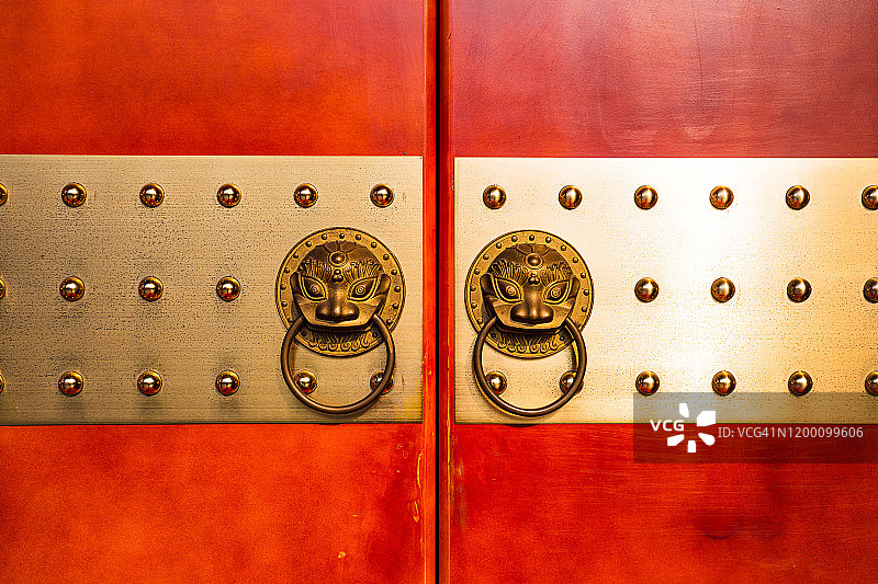 中国红门上的金狮门环。图片素材