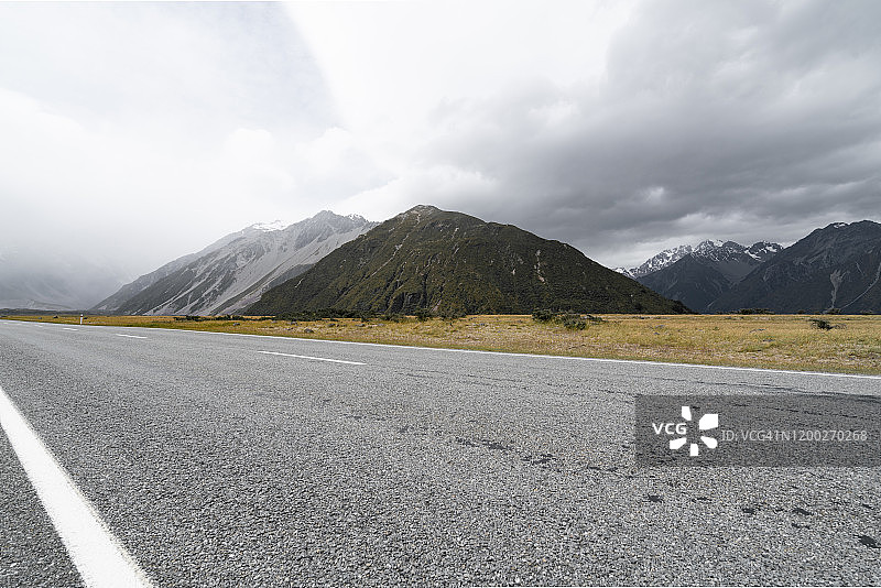 新西兰空旷的乡村公路图片素材