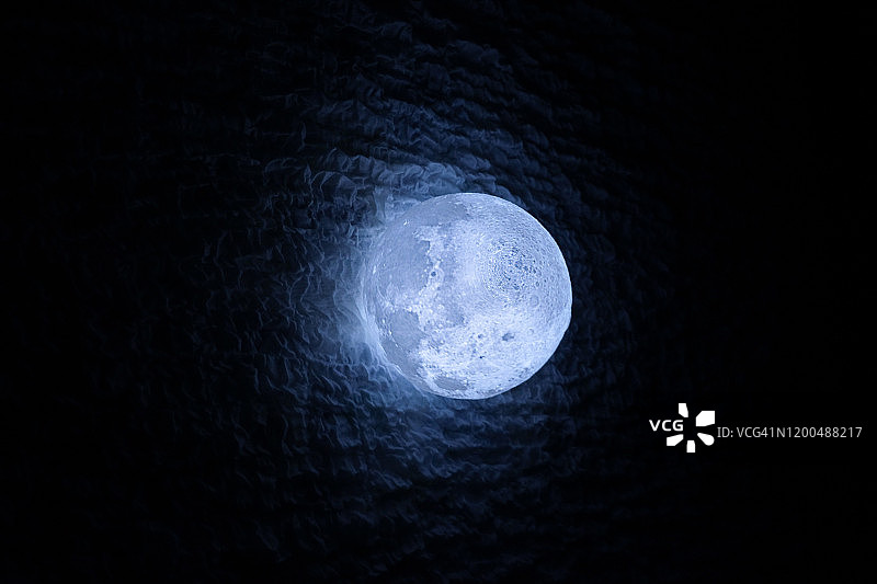 黑暗中的满月。/土耳其图片素材