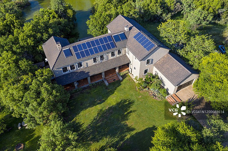 住宅屋顶太阳能电池板鸟瞰图图片素材