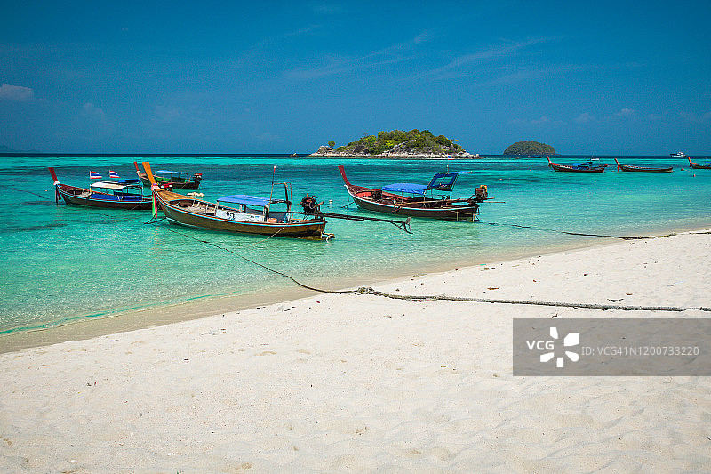 泰国，亚洲，泰国，里皮岛，海滩上的长尾船的田园风光图片素材