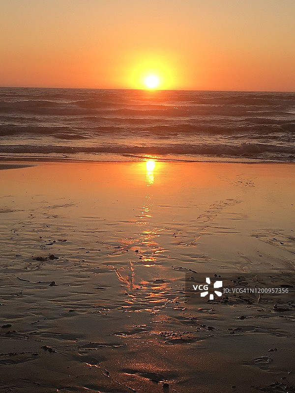 马尔豪海滩的日落。葡萄牙米尔方特的新维拉。图片素材