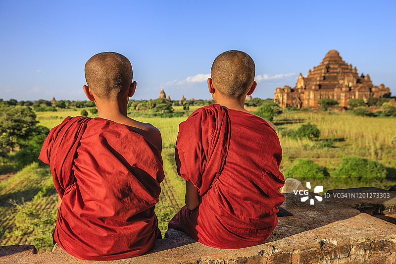 在缅甸蒲甘，年轻的佛教僧人看着这景色图片素材