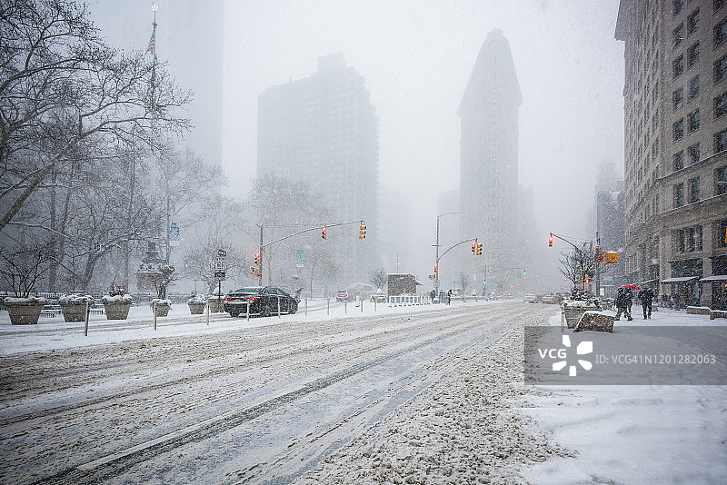 麦迪逊广场公园熨斗大厦附近的冬季风暴图片素材