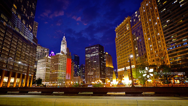 芝加哥市中心商业区。桥。金融大厦图片素材