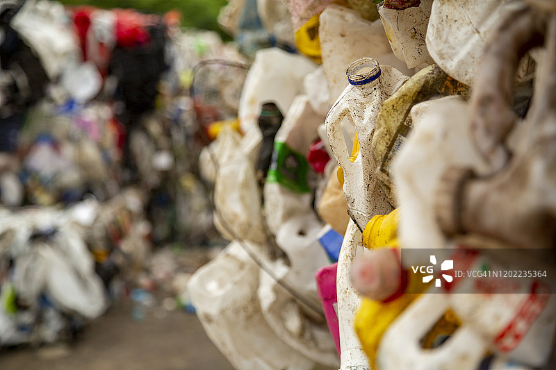 近距离观看压缩和捆绑的各种塑料物品块和塑料瓶等待回收图片素材