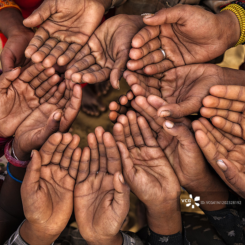 印度贫困儿童求助之手图片素材