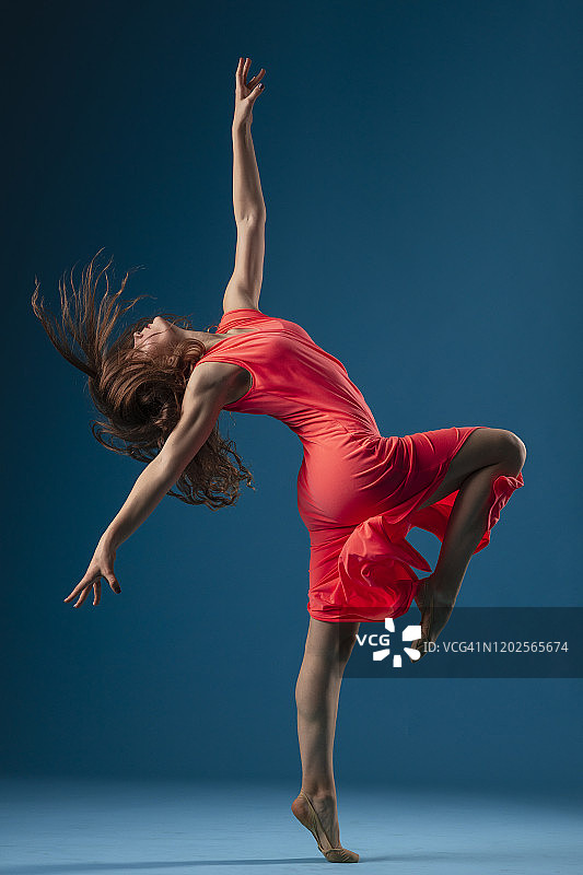 蓝色背景下红色裙子的舞者图片素材