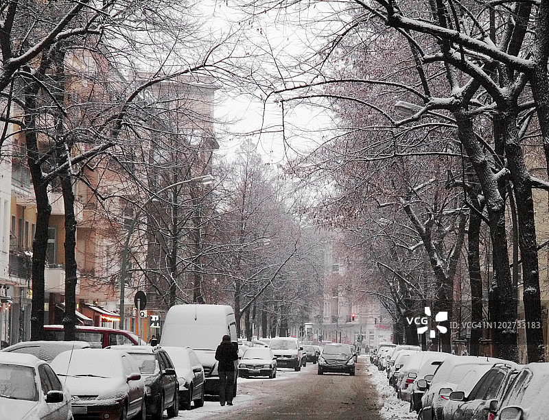 雪下的柏林林荫大道。柏林,德国图片素材